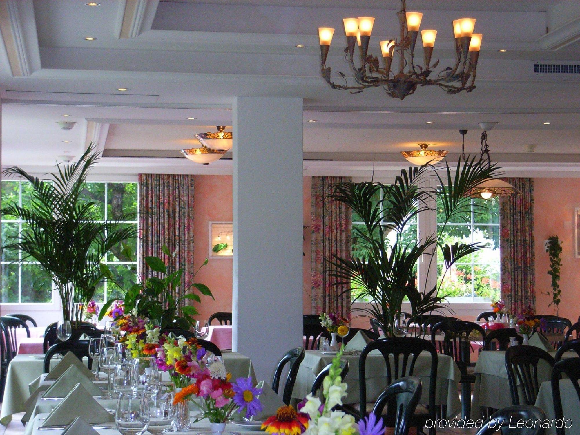 Typically Swiss Hotel Altana Scuol Restaurant bilde