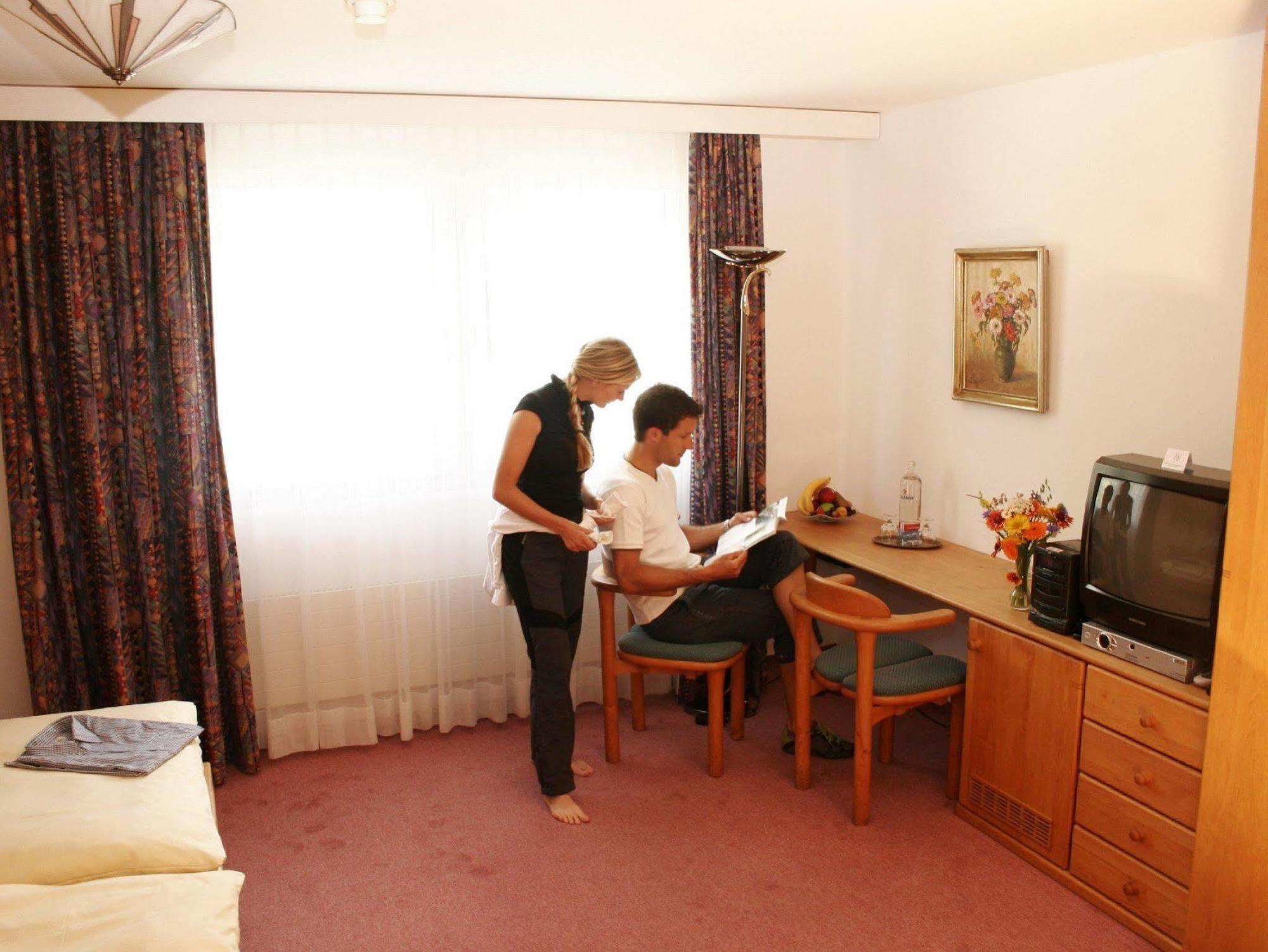 Typically Swiss Hotel Altana Scuol Rom bilde